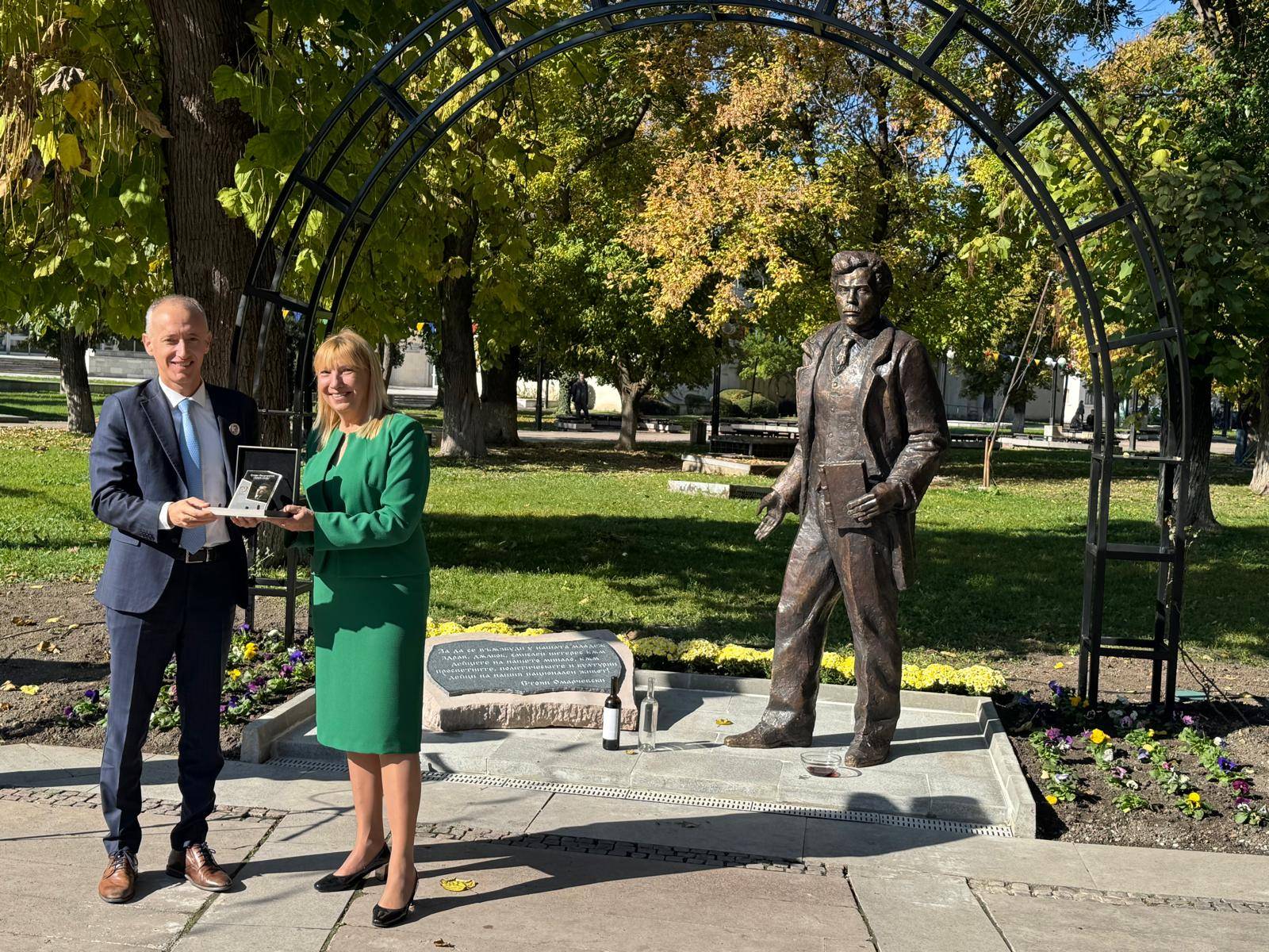 Министър Вълчев откри първия в България паметник на Стоян Омарчевски